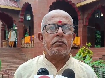 मंदिर के पुजारी भगवान मिश्र। - Dainik Bhaskar