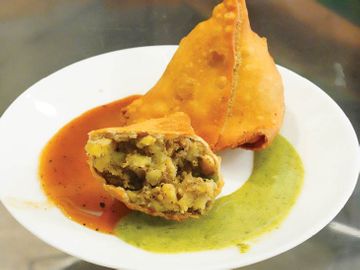 These are samosas without potatoes. The stuffing is prepared with banana. - Dainik Bhaskar