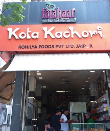 Customers enjoying the fruit flavours at Kota Kachori. - Dainik Bhaskar