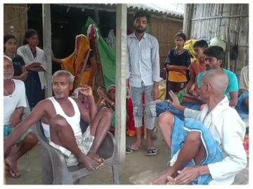 घटना की सूचना के बाद मृतका के घर पर पहुंचे लोग। - Dainik Bhaskar