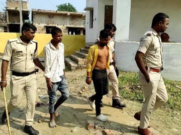 दोनों चोर को ले जाती पुलिस। - Dainik Bhaskar