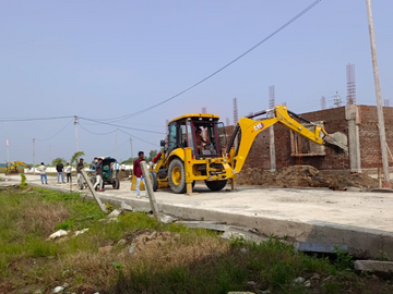 Municipal corporation's bulldozer runs on illegal colony | नगर निगम का अवैध  कॉलोनियों पर चला बुलडोजर: स्ट्रक्चर तोड़कर कॉलोनाइजर पर कार्रवाई की, लगातार  दूसरे दिन चला अभियान - Chhindwara News | Dainik Bhaskar