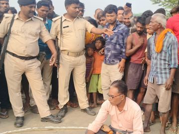 घटना के बाद मौके पर जुटी लोगों की भीड़। - Dainik Bhaskar