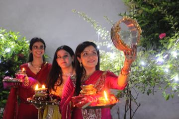 पूजा की थाली सजा कर पहुंची व्रती महिलाएं। - Dainik Bhaskar