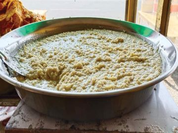 Mawa is prepared and kept decorated in a big plate like this. No dry fruits are added to mawa. - Dainik Bhaskar