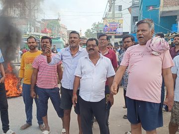 घाट की सफाई नहीं होने से स्थानीय नाराज है। - Dainik Bhaskar