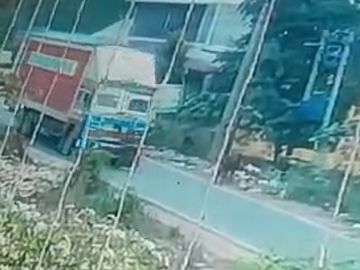A speeding truck ran over a woman in Etah; VIDEO | एटा में तेज रफ्तार ट्रक  ने महिला को रौंदा; VIDEO: सांड से जान बचाने को भागी महिला, ट्रक ने रौंदा;  ट्रक