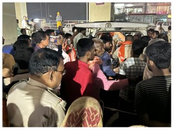 घटना के बाद घायल को अस्पताल लेकर पहुंचे लोग। - Dainik Bhaskar