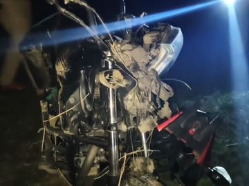 कर्मी की बाइक क्षतिग्रस्त हो गई है। - Dainik Bhaskar