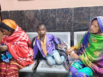 घायल को अस्पताल में भर्ती कराया गया है। - Dainik Bhaskar