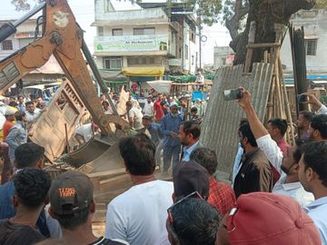 बुरहानपुर ननि की टीम ने की अतिक्रमण हटाने की कार्रवाई: दुकान के बाहर रखा  सामान किया जब्त, दुकानदारों से जुर्माना भी वसूला