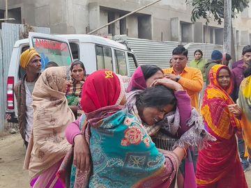 घटना के बाद रोते बिलखते परिजन। - Dainik Bhaskar