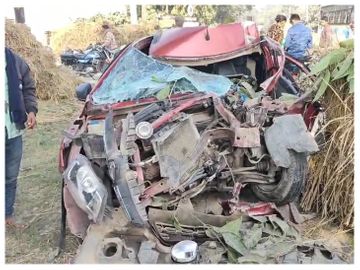 हादसे में क्षतिग्रस्त कार। - Dainik Bhaskar