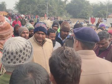 घटनास्थल पर लोगों की भीड़ जमा हो गई। - Dainik Bhaskar