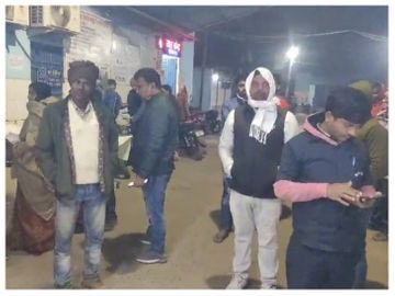 हादसे की जानकारी के बाद मौके पर पहुंचे परिजन। - Dainik Bhaskar