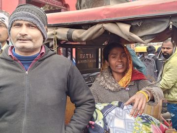 बेटा-बहू ई-रिक्शा पर महिला के शव को लेकर पहुंचे। - Dainik Bhaskar