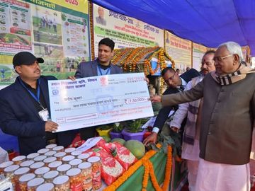 CM ने 6.55 करोड़ रुपए का डमी चेक दिया। - Dainik Bhaskar
