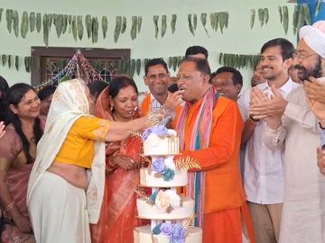 मुख्यमंत्री विष्णुदेव साय का 61वां जन्मदिन: CM ने केक काटकर लिया मां का  आशीर्वाद; गृहग्राम बगिया में सत्यनारायण कथा का आयोजन