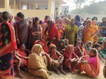 आक्रोशितों ने थाने का घेराव किया है। - Dainik Bhaskar