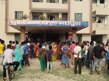 स्थानियों ने थाने में हंगामा किया है। - Dainik Bhaskar