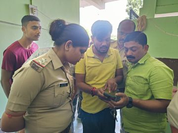 घटनास्थल पर पुलिस पति का फोन चेक कर रही है। - Dainik Bhaskar