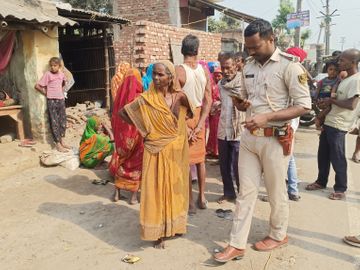 मृतक के घर के बाहर मौजूद भीड़ - Dainik Bhaskar