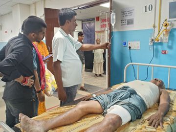 घायल का अस्पताल में इलाज चल रहा है। - Dainik Bhaskar