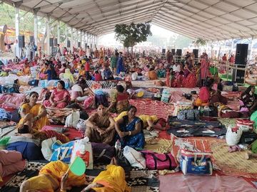 कार्यक्रम को लेकर पहुंचे श्रद्धालु। - Dainik Bhaskar