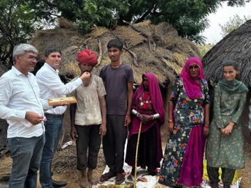 NEET का रिजल्ट आने के बाद फिफ्टी विलेजर्स संस्थान के सदस्य गांव पहुंच गए थे। उन्होंने श्रवण कुमार और उनके परिवार वालों का मुंह मीठा कराया। - Dainik Bhaskar