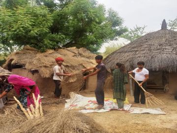 बालोतरा जिले के बायतु उपखंड के खट्टू (नरेवा) गांव में झोपड़ी की मरम्मत करते NEET क्वालीफाई करने वाले श्रवण कुमार के पिता। मदद करते परिवार के सदस्य। - Dainik Bhaskar