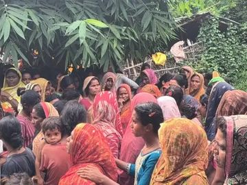 घटना के बाद मौके पर मौजूद लोग। - Dainik Bhaskar