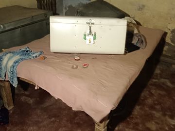In Rasulabad, thieves broke into a house by jumping over the wall | रसूलाबाद में चोरों ने दीवार फांदकर घर में की चोरी: 74 हजार नकद और सोने के जेवरात चोरी, पुलिस जांच में जुटी - Rasulabad News | Dainik Bhaskar