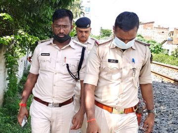 www.kosilive.com मामले की जांच करने पहुंची पुलिस। - Kosilive