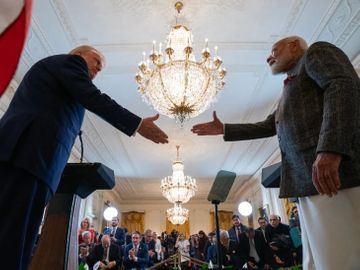 13 फरवरी 2025 को पीएम मोदी और ट्रम्प की वॉशिंगटन में प्रेस कॉन्फ्रेंस की तस्वीर। - Dainik Bhaskar
