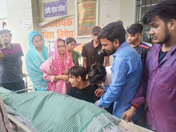 मौत के बाद रोते परिजन। - Dainik Bhaskar