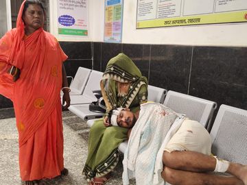 अस्पताल के बेंच पर लेटा घायल। - Dainik Bhaskar