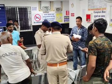 वार्ड पार्षद प्रतिनिधि का उंगली टूटी। - Dainik Bhaskar