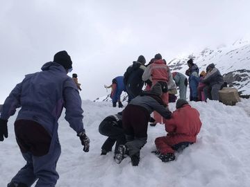 Snowfall on high peaks including Rohtang | रोहतांग सहित ऊंची चोटियों पर  बर्फबारी: खिली धूप में बर्फ के फाहे गिरते देख झूमे पर्यटक, लाहौल में  सै​लानियों की ...