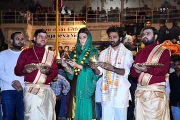 Actress Kriti Sanon reached Varanasi | काशी में एक्ट्रेस कृति सेनन ने  बोटिंग की: एक्टर धनुष के साथ लॉन्च किया फिल्म 'तेरे इश्क में' का ट्रेलर -  Varanasi News | Dainik Bhaskar