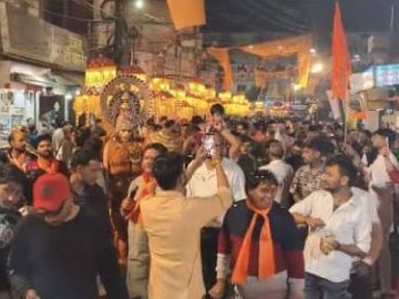 The song of Hindu pride echoed in the streets of the city. | इंदौर में  निकली चरण पादुका यात्रा, हेलिकॉप्टर से बरसाए फूल: हिंदू सम्मेलनों में  नाचते-गाते, झूमते-थिरकते ...