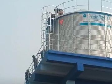 नाश्ते के लिए नहीं मिले पैसे, तो पानी की टंकी पर चढ़ा युवक