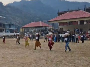 Himachal Pashu Mitra recruitment woman falls 25kg bag viral video Mandi  Dharmpur