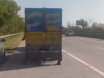 Greater Noida: यमुना एक्सप्रेसवे पर बाइक-पिकअप टक्कर, मथुरा जा रहे इंजीनियरिंग छात्र की मौत 6 Jewar Accident: Student Heading To Barsana Dies