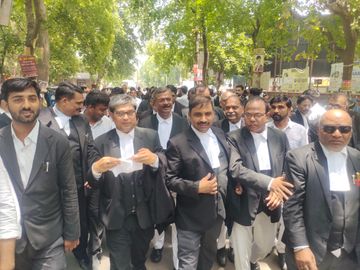 बार के आश्वाशन पर वकीलों ने किया धरना खत्म: अध्यक्ष बोले 24 घंटे में डाक्टरों पर कार्रवाई नहीं तो फिर होगा बड़ा आंदोलन