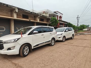 दो गाड़ियों में ईडी की टीम रेड कार्रवाई करने पहुंची। - Dainik Bhaskar