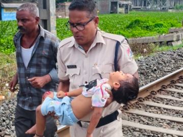 Bhagalpur Train Accident | Couple Dies Crossing Tracks, Child Critical