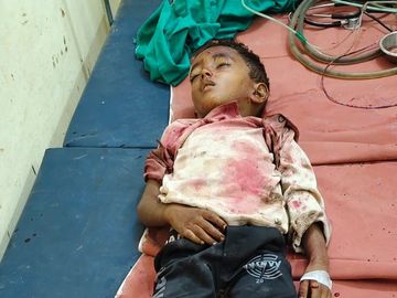 गेट की चपेट में आने से 8 साल के शिवम की मौके पर ही मौत हो गई। - Dainik Bhaskar