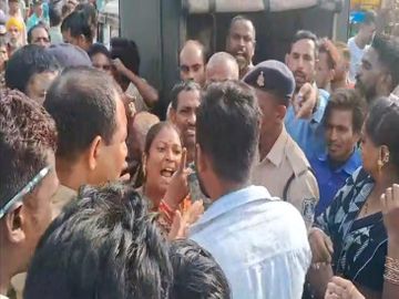Corporation workers who went to remove vegetable stalls from the road were  attacked.