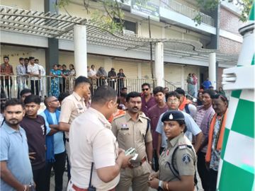 पुलिस फरार आरोपियों की तलाश में जुटी हुई है। - Dainik Bhaskar