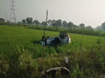 बिलासपुर से लौटते समय नाले के किनारे पलटी कार - Dainik Bhaskar